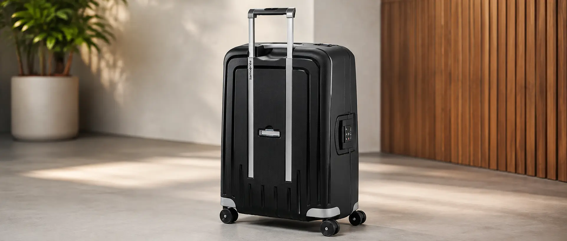 Samsonite S'Cure Spinner 75 in black, three-quarter view with the handle extended